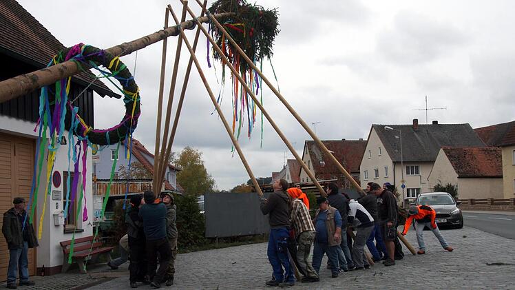 Beim Baumaufstellen war es noch trocken.   Foto: Richard S&auml;nger