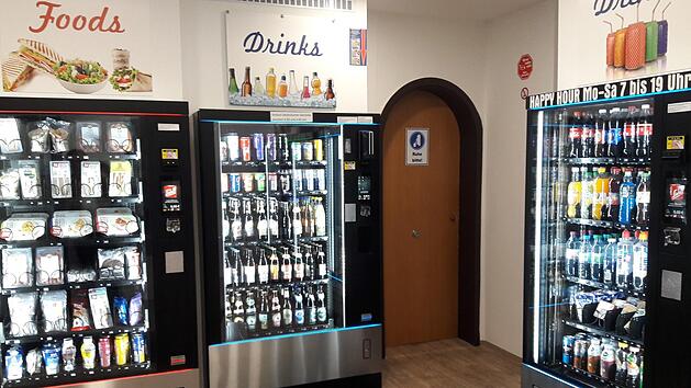 Sechs Automaten mit rund 300 Artikeln - von Getr&auml;nken &uuml;ber Snacks bis hin zu Hygiene- und Fertigprodukten - gibt es im "Snap n' Snack" in der Fleischstra&szlig;e.  Fotos: Markus Klein