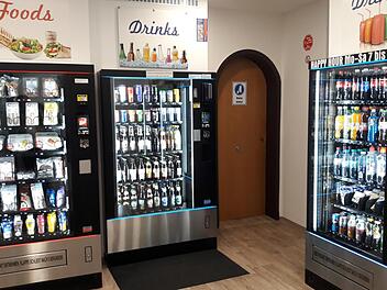 Sechs Automaten mit rund 300 Artikeln - von Getränken über Snacks bis hin zu Hygiene- und Fertigprodukten - gibt es im "Snap n' Snack" in der Fleischstraße.  Fotos: Markus Klein