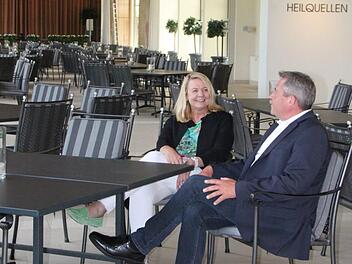 Die Wandelhalle soll im Jahr 2020 saniert werden. Kurdirektorin Andrea Schallenkammer und ihr Stellvertreter Titus Tesar sind aktuell mit der Planung beschäftigt. Foto: Ulrike Müller