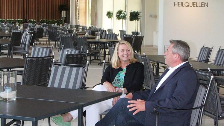 Die Wandelhalle soll im Jahr 2020 saniert werden. Kurdirektorin Andrea Schallenkammer und ihr Stellvertreter Titus Tesar sind aktuell mit der Planung beschäftigt. Foto: Ulrike Müller