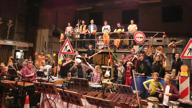 Alle Künstler versammelten sich in ihrer "Arbeitskleidung" am Ende der Vorstellung auf der Bühne. Foto: Nathalie Flügel