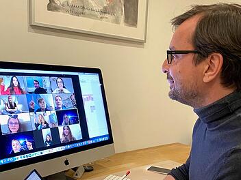 Andreas Keim bei einer Video-Konferenz mit seinen Schülern. In den Tablet-Klassen ist die Kommunikation mit den Kindern daheim viel einfacher. Schüler und Lehrer sehen sich von Angesicht zu Angesicht. Elke Keim