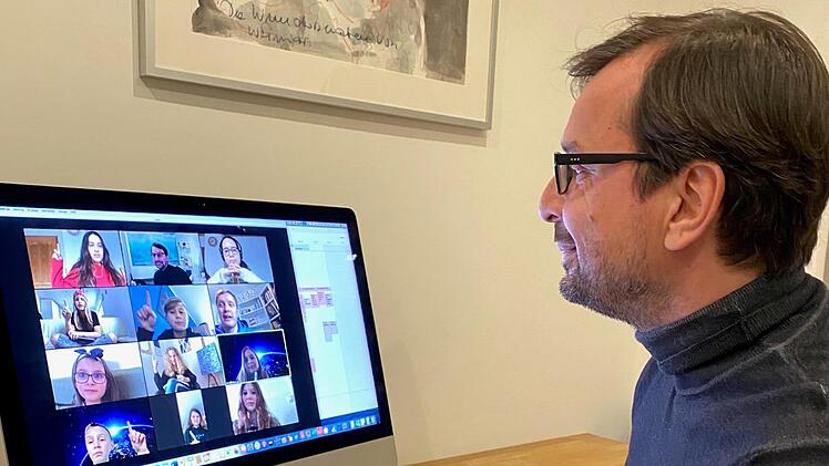 Andreas Keim bei einer Video-Konferenz mit seinen Schülern. In den Tablet-Klassen ist die Kommunikation mit den Kindern daheim viel einfacher. Schüler und Lehrer sehen sich von Angesicht zu Angesicht. Elke Keim