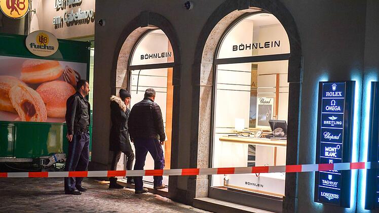 Ein Bild von vor zwei Jahren, damals waren die Täter mit einem SUV in das Schaufenster desselben Juweliers gefahren.  Foto: Ronald Rinklef