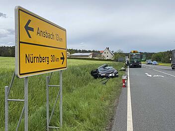 Auto und Lastwagen kollidieren: Fahrerin verstirbt noch an Unfallstelle