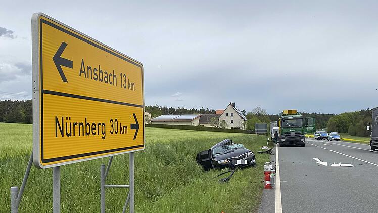 Auto und Lastwagen kollidieren: Fahrerin verstirbt noch an Unfallstelle