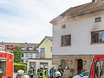 Zahlreiche Einsatzkräfte der örtlichen Feuerwehren bekämpften den Brand in der Regnitzstraße.