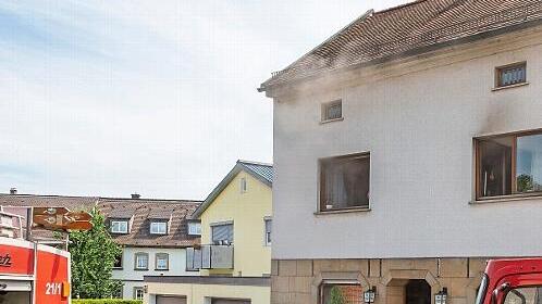 Zahlreiche Einsatzkräfte der örtlichen Feuerwehren bekämpften den Brand in der Regnitzstraße.