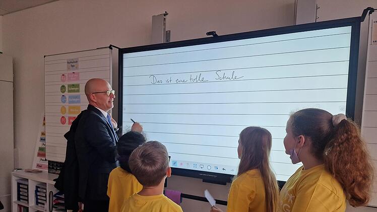 Oberbürgermeister  Dirk Vogel ließ sich von den Schülerinnen und Schülern die digitale Tafel erklären.