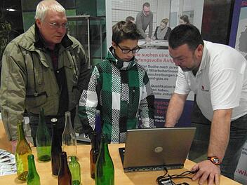 Jürgen Büttner und sein Sohn Nico Büttner fanden diesen "besonderen Elternsprechtag" toll. An den verschiedenen Infoständen informierten sie sich über Berufsmöglichkeiten. Mit im Bild: Der Ausbilder von Wiegand-Glas, Stefan Büttner. Foto: Veronika Schadeck