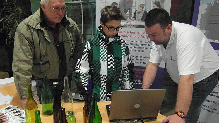 Jürgen Büttner und sein Sohn Nico Büttner fanden diesen "besonderen Elternsprechtag" toll. An den verschiedenen Infoständen informierten sie sich über Berufsmöglichkeiten. Mit im Bild: Der Ausbilder von Wiegand-Glas, Stefan Büttner. Foto: Veronika Schadeck