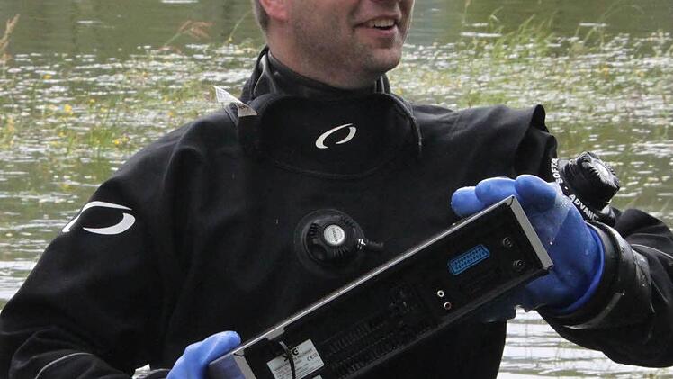 Vermutlich nicht mehr zu retten: Der Videorekorder, den Thorsten Schott aus dem Wasser fischt.