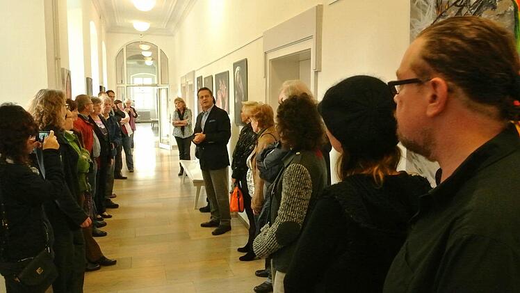 Die hohen Gänge des Zeiler Finanzamtes sind eine tolle Location, finden die Mitglieder der Künstlergruppe Weißenbrunn. Hier fanden sie sich gestern zur Begrüßung ein. Amtschef König ist selbst ein Kunstfreund. Foto: Brigitte Krause