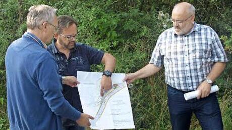 Auf unserem Foto erläutern Bürgermeister Franz Kuhn (rechts) und Bautechniker Matthias Kirchner (Mitte) die Pläne.