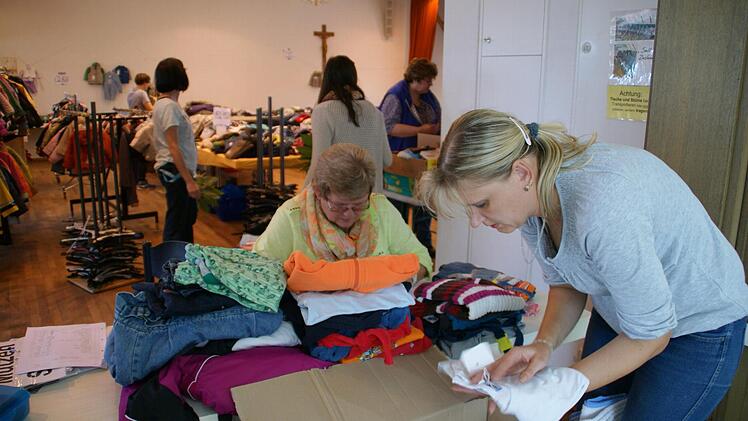 Mit der Routine von 25 Jahren behält Rosalinde Werb den Überblick, wenn die Waren für den Kinder-Basar angeliefert werden. Um die 7.000 Stück sind das jedes halbe Jahr.