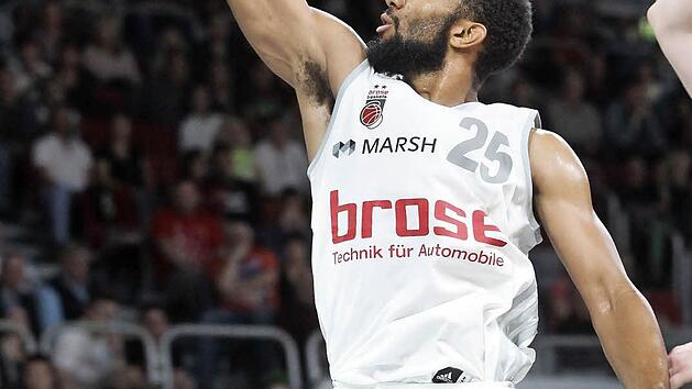 Carlon Brown (hier beim Korbleger) braucht in Trier deutlich mehr Unterst&uuml;tzung von seinen Nebenleuten, sonst wird es schwer, den zweiten Ausw&auml;rtssieg einzufahren. Foto: sportpress