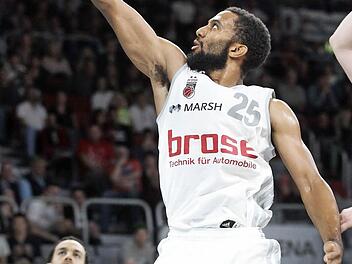 Carlon Brown (hier beim Korbleger) braucht in Trier deutlich mehr Unterstützung von seinen Nebenleuten, sonst wird es schwer, den zweiten Auswärtssieg einzufahren. Foto: sportpress
