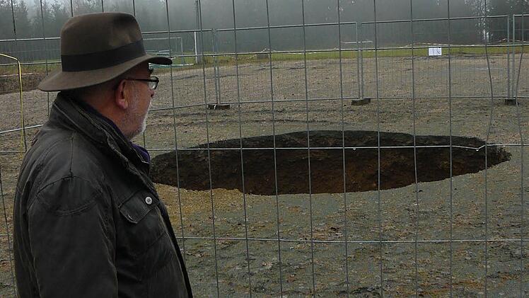 Vor drei Jahren tat sich im Kupferberger Hartplatz ein riesiges Loch auf. Seitdem ist das Gelände für die Fußballer des FC tabu. Foto: Archiv