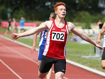 Ein Zieleinlauf zum Genießen: Nick Przeliorz gewinnt bei den Bayerischen Meisterschaften über 100 und 200 Meter. Foto: Theo Kiefner