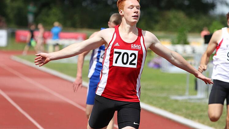 Ein Zieleinlauf zum Genießen: Nick Przeliorz gewinnt bei den Bayerischen Meisterschaften über 100 und 200 Meter. Foto: Theo Kiefner