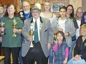 Die Pokalgewinner des Herbstschießens des Schützenvereines Neufang strahlen mit den Trophäen um die Wette.  Foto: Klaus-Peter Wulf