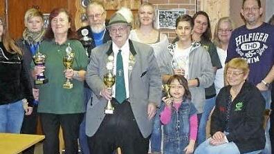 Die Pokalgewinner des Herbstschießens des Schützenvereines Neufang strahlen mit den Trophäen um die Wette.  Foto: Klaus-Peter Wulf