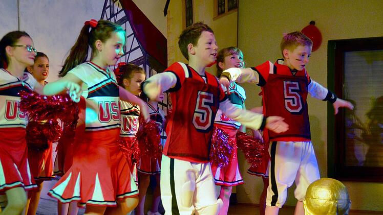 Die Minicls aus Stangenroth tanzten als Cheerleader. Foto: Kathrin Kupka-Hahn
