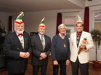 Das ist der neue Ehrenelferrat; Eugen Albert, Laudator Heinz Schmitt,Ehrenelferrat Toni Hiller und Sitzungspräsident Andreas Albert. Anneliese Albert