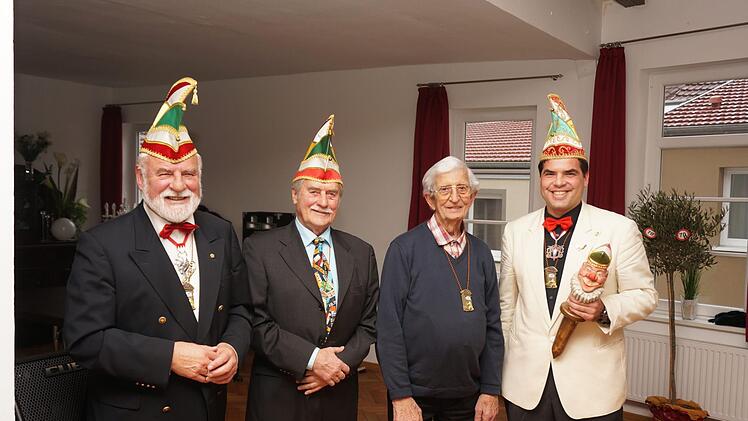 Das ist der neue Ehrenelferrat; Eugen Albert, Laudator Heinz Schmitt,Ehrenelferrat Toni Hiller und Sitzungspräsident Andreas Albert. Anneliese Albert