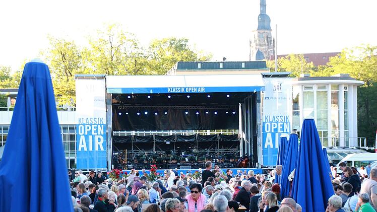 Tausende von Zuhörern bejubelten das Philharmonische Orchester des Landestheaters Coburg unter Leitung von Roland Kluttig  beim Klassik-Open-Air im Rosengarten.Foto: Jochen Berger
