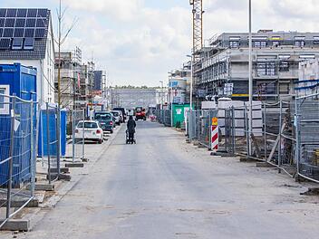 Noch teilen sich die Anwohner ihre Straßen mit Baustellenfahrzeugen. Gehwege sind dort nicht vorgesehen.  Foto: Bernhard Panzer