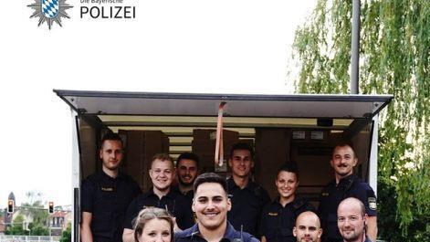 Heiratsantrag auf der Bergkirchweih: Die Kollegen des zukünftigen Bräutigams waren eingeweiht. Foto: Polizei Bayern Karriere