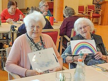 Irmgard Leykam (rechts) und Rita Stähr haben sich sehr über die Bilder gefreut, die Kinder nach einem Aufruf der Erlösergemeinde für das Bamberger Diakonie-Seniorenzentrum Albrecht Dürer gemalt hatten.Foto: Christine Lechner