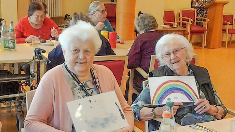 Irmgard Leykam (rechts) und Rita Stähr haben sich sehr über die Bilder gefreut, die Kinder nach einem Aufruf der Erlösergemeinde für das Bamberger Diakonie-Seniorenzentrum Albrecht Dürer gemalt hatten.Foto: Christine Lechner
