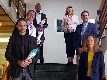 Schulamtsdirektorin Gisela Rohde (rechts) stellte die neuen Mitarbeiter in der Schulleitung im Schulamtsbezirk vor (von links): Michael Schnappauf, Holger Pohl, Johannes-Peter Müller und Evelyne Kohl-Dümlein. Mit im Bild ist 1. Personalrats-Vorsitzender Jens Schmidt (Zweiter von rechts). Heike Schülen