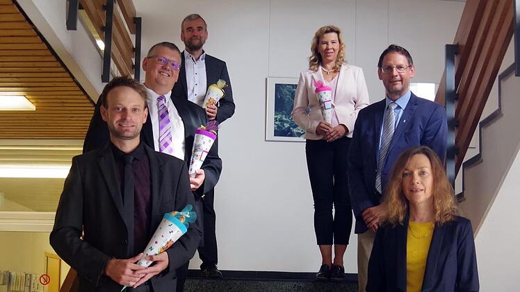 Schulamtsdirektorin Gisela Rohde (rechts) stellte die neuen Mitarbeiter in der Schulleitung im Schulamtsbezirk vor (von links): Michael Schnappauf, Holger Pohl, Johannes-Peter Müller und Evelyne Kohl-Dümlein. Mit im Bild ist 1. Personalrats-Vorsitzender Jens Schmidt (Zweiter von rechts). Heike Schülen