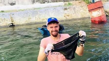 Was man nicht alles im Wasser findet: Sebastian Keilholz fischt auf der Suche nach Plastikmüll allerhand interessante Gegenstände aus den Fluten.