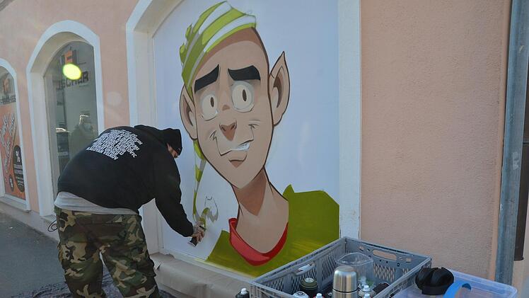 Streetart-Künstler Pablo Fontagnier alias Hombre SUK verschönert ein Fenster des ehemaligen Modehauses Fischer im Steinweg.