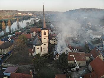 In Ochsenfurt ist ein Haus neben der örtlichen Kirche in Brand geraten.
