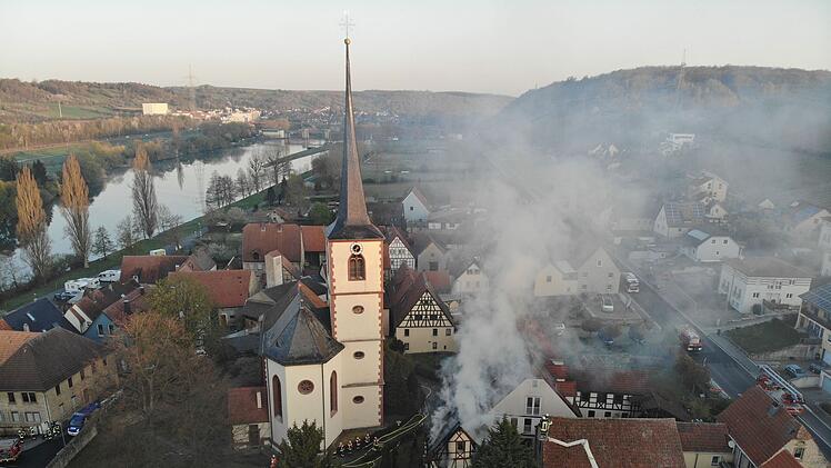 In Ochsenfurt ist ein Haus neben der örtlichen Kirche in Brand geraten.