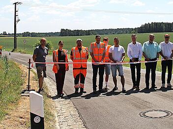 Bei der Freigabe der BT 34 (von links): Thomas Weish&auml;upl (Tiefbau, Landratsamt), Bauleiterin Michaela Steinbauer, Polier Daniel Eckstein und Oberbauleiter Markus Geuss von der STRABAG AG, Praktikant Mats Pfaffenberger und Frank Pfaffenberger vom L...