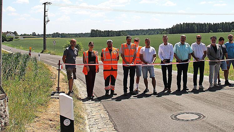 Bei der Freigabe der BT 34 (von links): Thomas Weish&auml;upl (Tiefbau, Landratsamt), Bauleiterin Michaela Steinbauer, Polier Daniel Eckstein und Oberbauleiter Markus Geuss von der STRABAG AG, Praktikant Mats Pfaffenberger und Frank Pfaffenberger vom L...