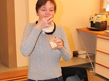 Historikerin Birgit Schmalz probiert das aus Bad Kissinger Sole gewonnene Salz. Foto: Mäuser