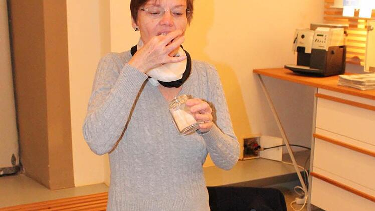 Historikerin Birgit Schmalz probiert das aus Bad Kissinger Sole gewonnene Salz. Foto: Mäuser