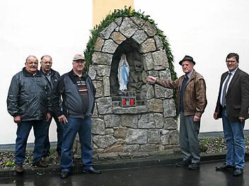 Heinz Beck, Florian Kirchner und Peter Seuberling befreiten die Hausener Lourdes-Grotte vom Wildwuchs. Edmund Weingärtner zeigt auf die Madonna, die er einst stiftete und nunmehr neu fassen ließ. Rechts Kirchenpfleger Wolfgang Leirich .