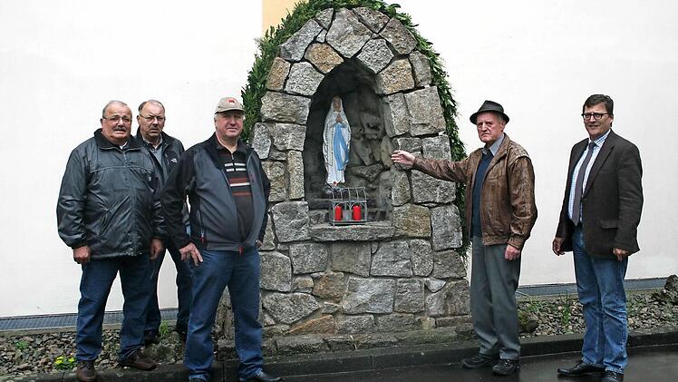 Heinz Beck, Florian Kirchner und Peter Seuberling befreiten die Hausener Lourdes-Grotte vom Wildwuchs. Edmund Weingärtner zeigt auf die Madonna, die er einst stiftete und nunmehr neu fassen ließ. Rechts Kirchenpfleger Wolfgang Leirich .