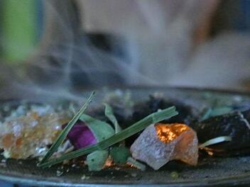 Beim Räuchern werden getrocknete Pflanzenteile und Harze erhitzt - nicht verbrannt. So werden ätherische Bestandteile im Räucherwerk freigesetzt. Räuchern gilt - wie der Weihrauch in der Kirche - als althergebrachtes Mittel, um die innere Einkehr, die Meditation, das Gebet zu fördern.