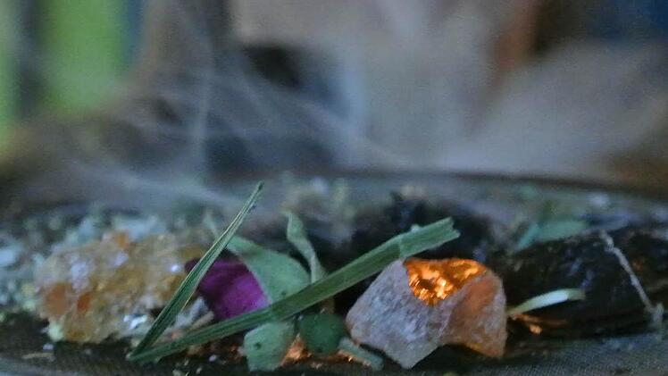 Beim Räuchern werden getrocknete Pflanzenteile und Harze erhitzt - nicht verbrannt. So werden ätherische Bestandteile im Räucherwerk freigesetzt. Räuchern gilt - wie der Weihrauch in der Kirche - als althergebrachtes Mittel, um die innere Einkehr, die Meditation, das Gebet zu fördern.