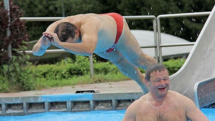 Riesen Spaß trotz kalter Temperaturen: Stefan Bergmann (hinten) und Frank Buchert wagen sich beim Anschwimmen in Thurnau ins 16 Grad "warme" Wasser. Foto: Katharina Müller-Sanke
